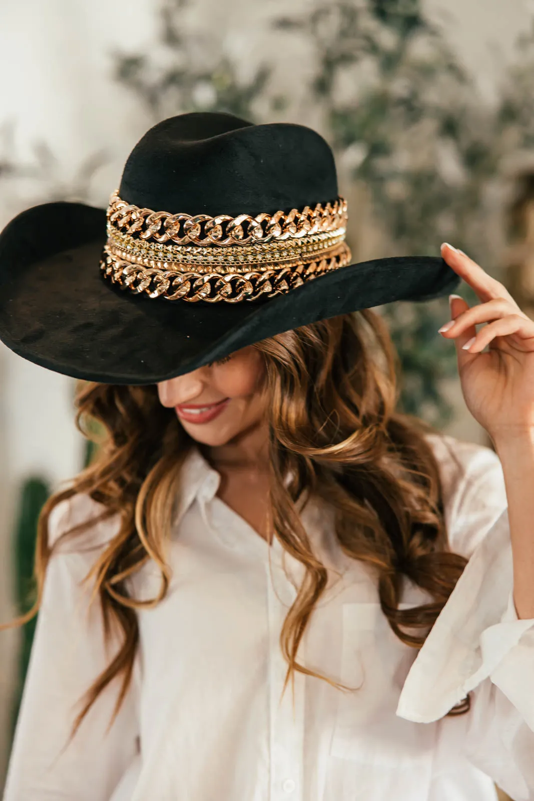 GB ORIGINAL!! The “Beth Dutton” Chain Banded Suede Hat in Black