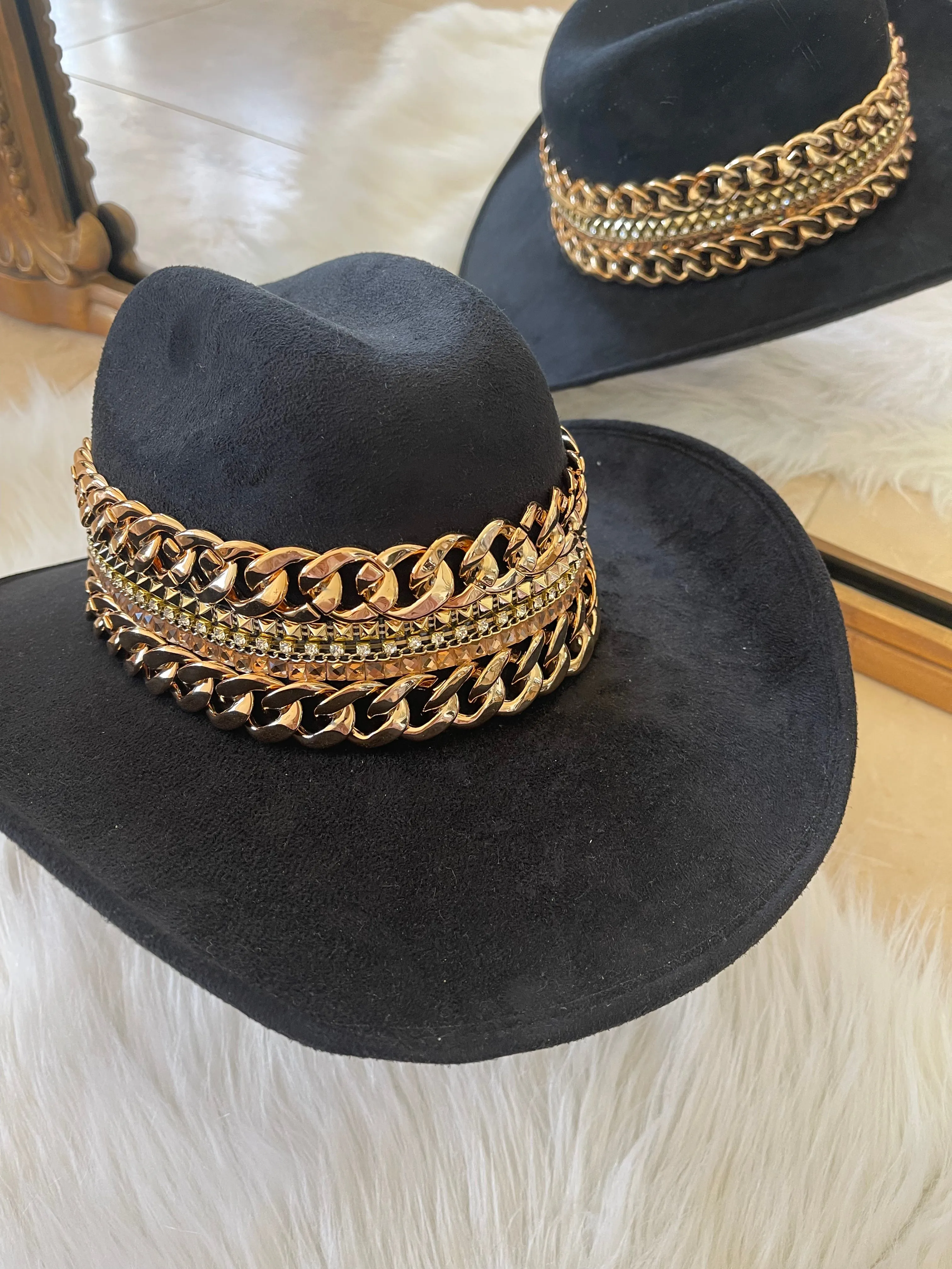 GB ORIGINAL!! The “Beth Dutton” Chain Banded Suede Hat in Black
