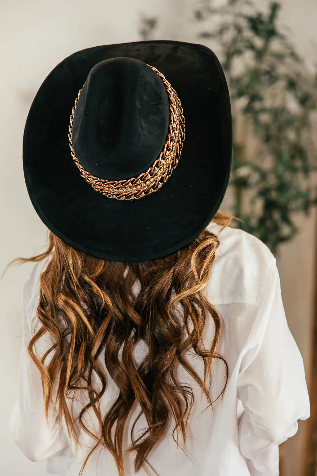 GB ORIGINAL!! The “Beth Dutton” Chain Banded Suede Hat in Black