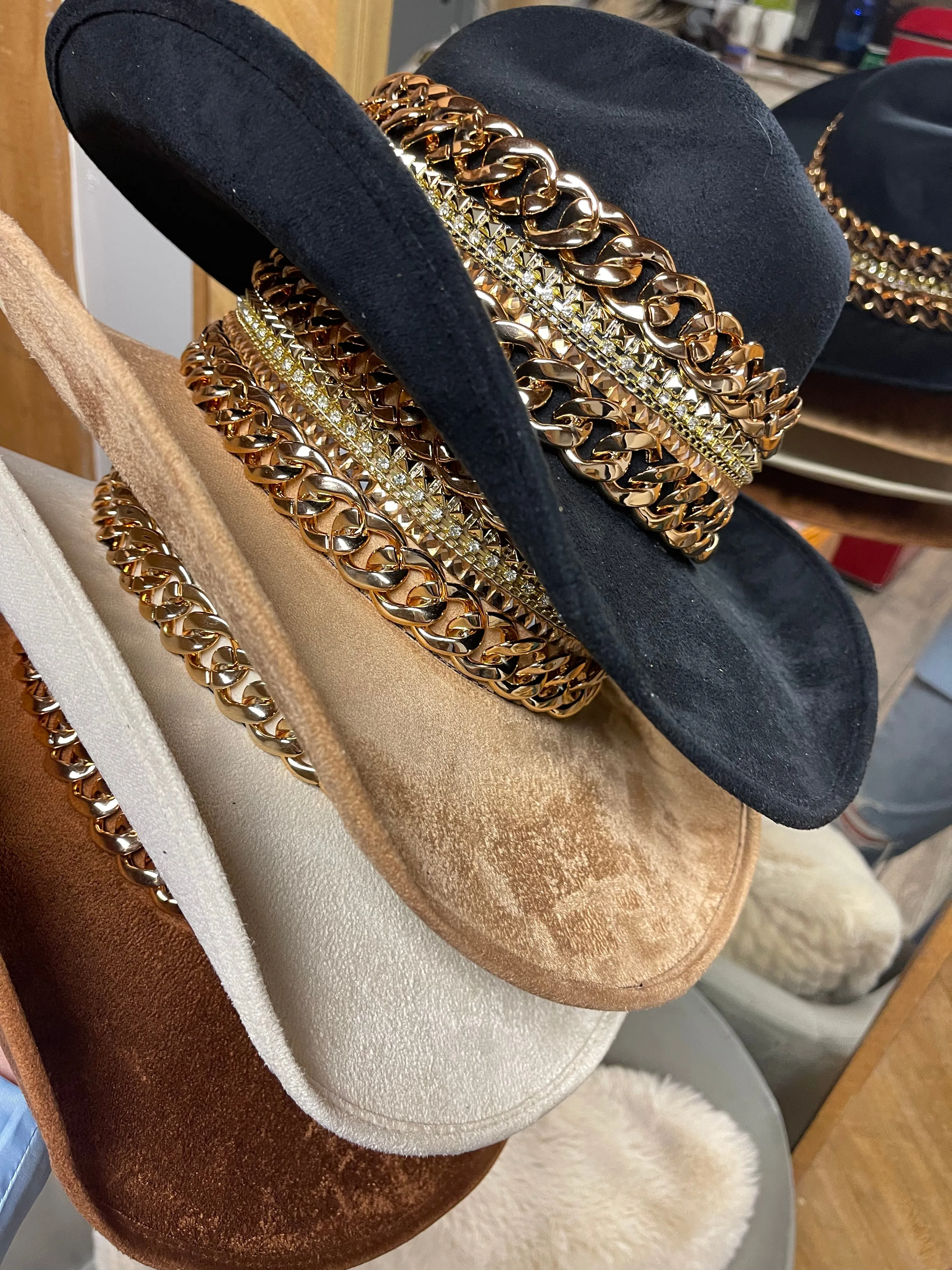 GB ORIGINAL!! The “Beth Dutton” Chain Banded Suede Hat in Black