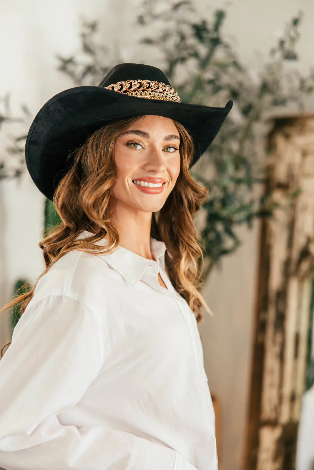 GB ORIGINAL!! The “Beth Dutton” Chain Banded Suede Hat in Black